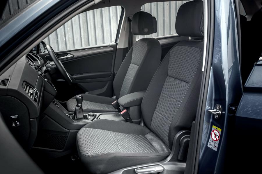 Интерьер Volkswagen Tiguan Allspace 2018 года  (UK) (фото 26 из 40)